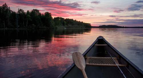 famille assise ensemble dans un banc de neige